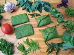 Лепешки из зеленого теста с крапивой и творогом