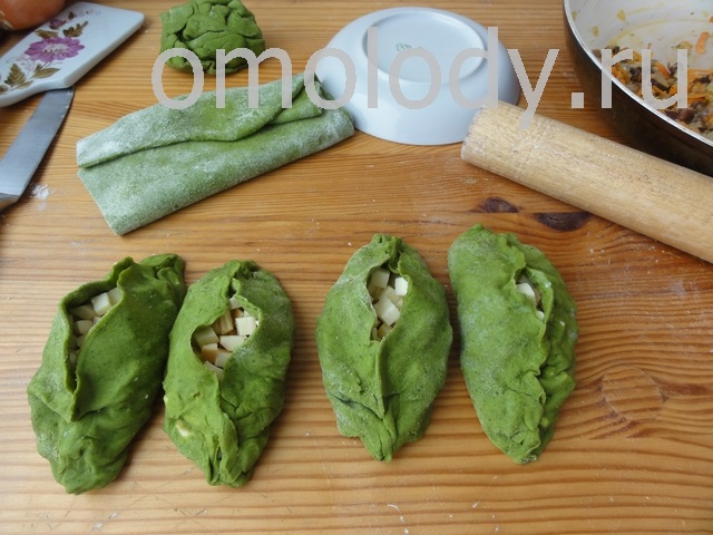 Открытые пирожки расстегаи с сыром и грибами из зеленого теста с ясноткой