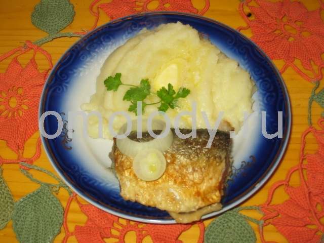 Fried fish with mushed potatoes