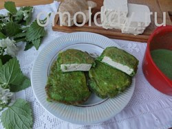 Тофу в зеленом кляре, зеленое тесто с глухой крапивой: ясноткой белой