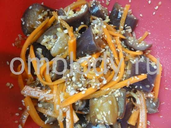 Салат из баклажанов с морковью и чесноком