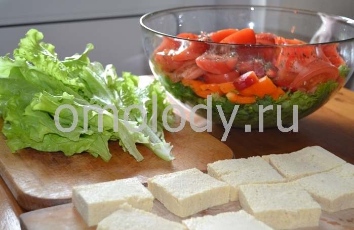 Салат из тофу, помидор и рукколы