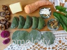 Пельмени тортеллини из зеленого теста с грибами, листьями одуванчиков, морковью и сыром