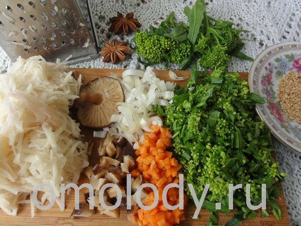 Тортилья с соцветиями сурепки, картофелем, морковью и грибами