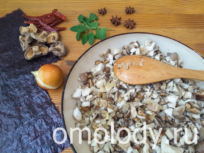 жареные лук и грибы для суши